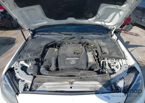 2018 Mercedes-Benz C 300 z USA, uszkodzony, nr VIN 55SWF4JB8JU259952